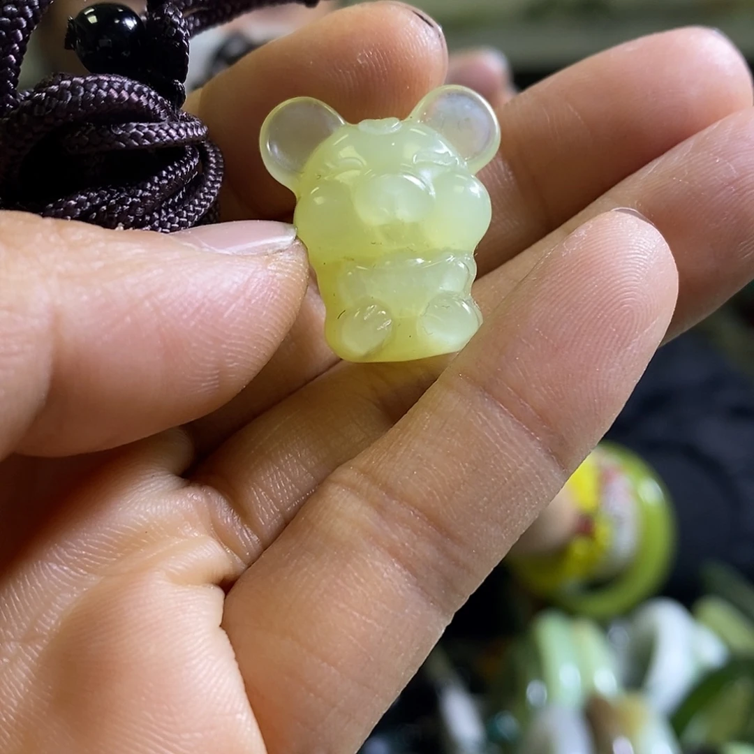 岫玉未镶嵌颈饰一个