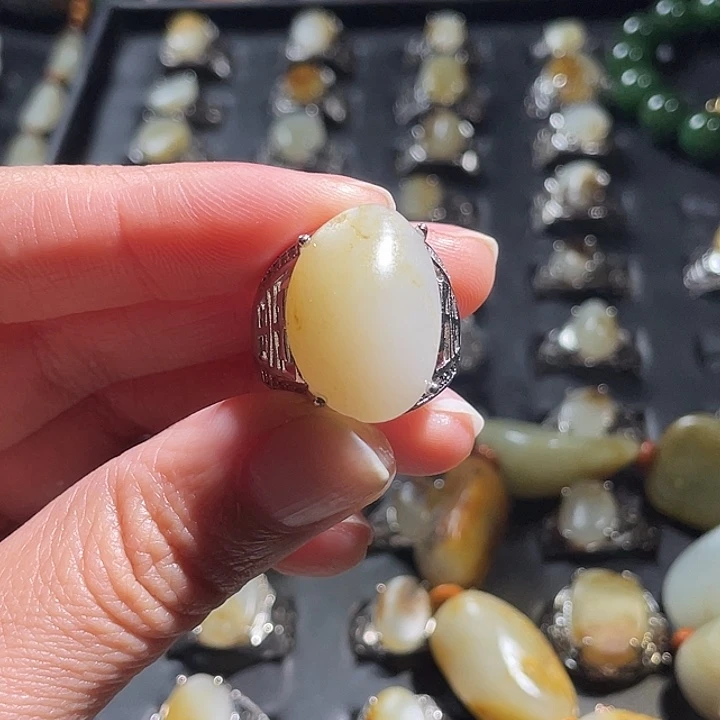 未镶嵌戒指和田玉山**牍