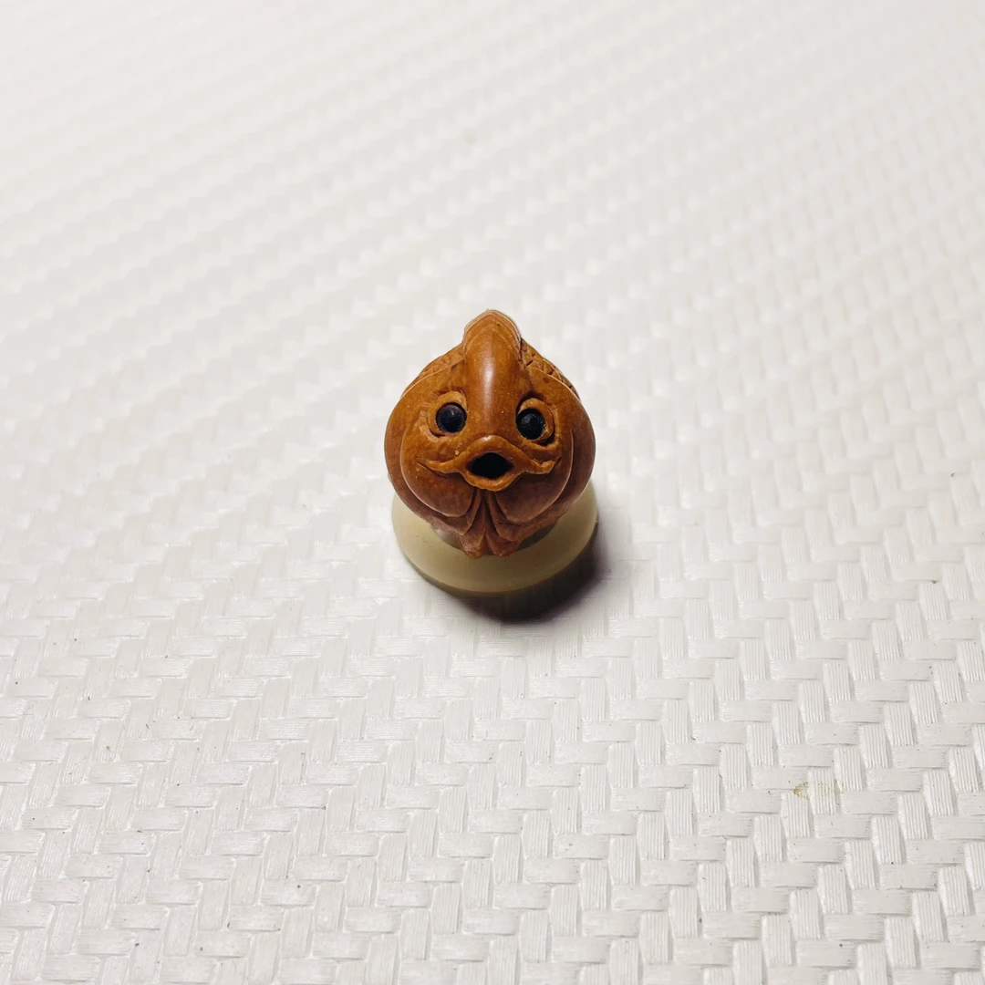 龙纹桃核手工雕刻，胖锦鲤