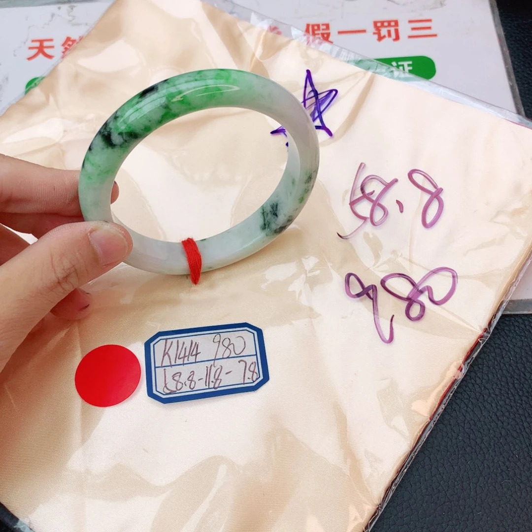 翡翠手镯未镶嵌翡翠