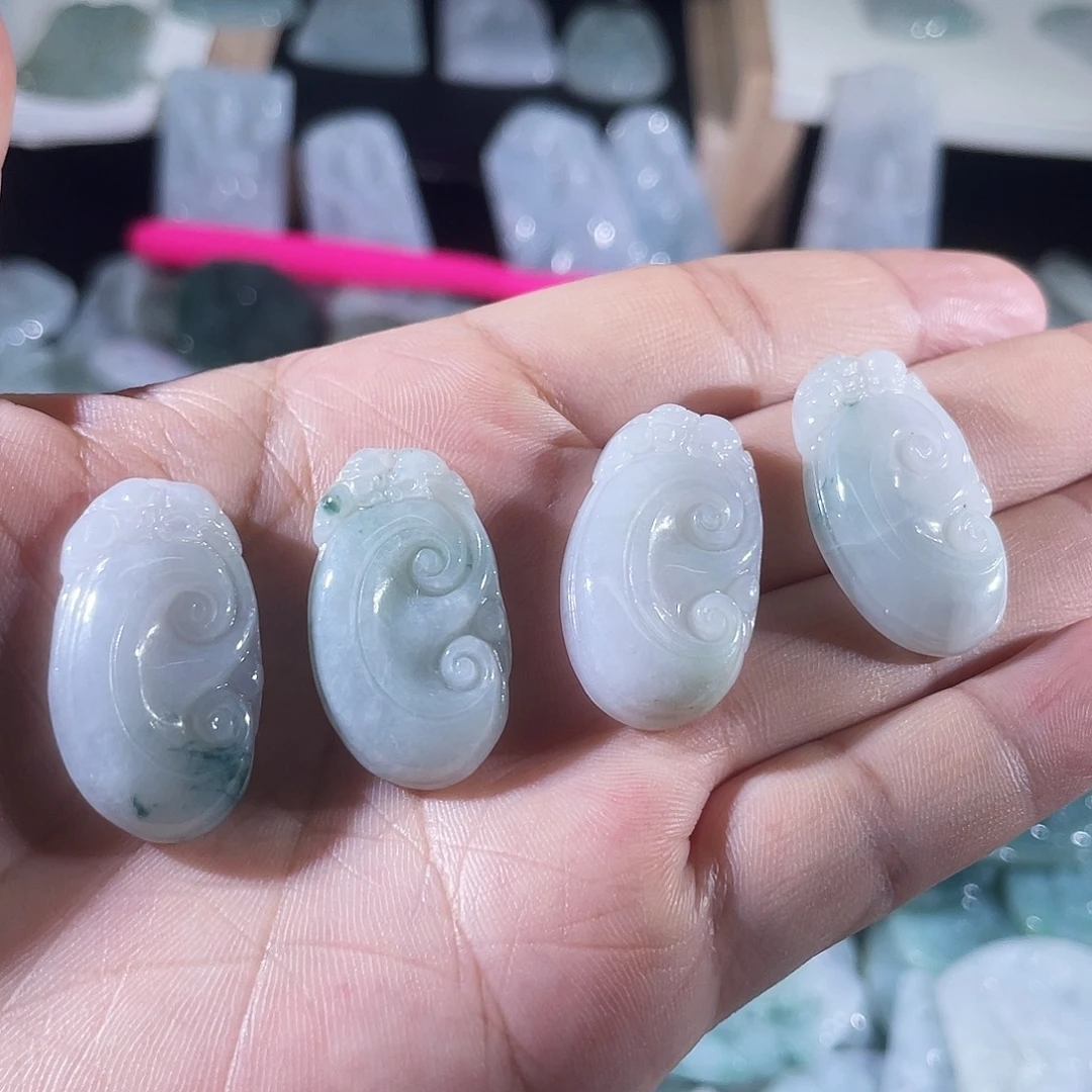 翡翠未镶嵌颈饰如意