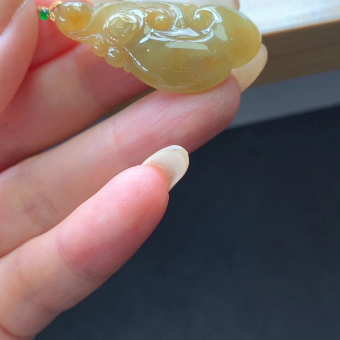 翡翠18K金镶嵌颈饰吊坠
