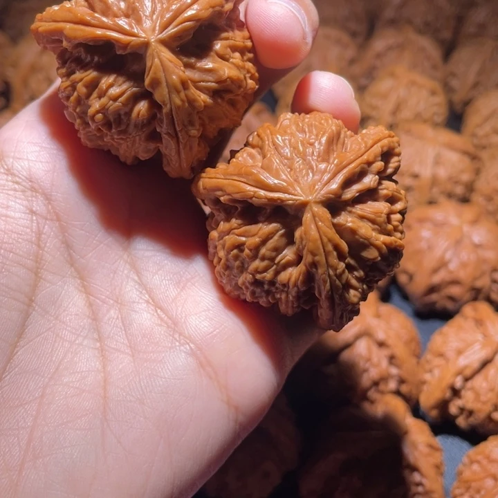 文玩核桃吊坠白狮子