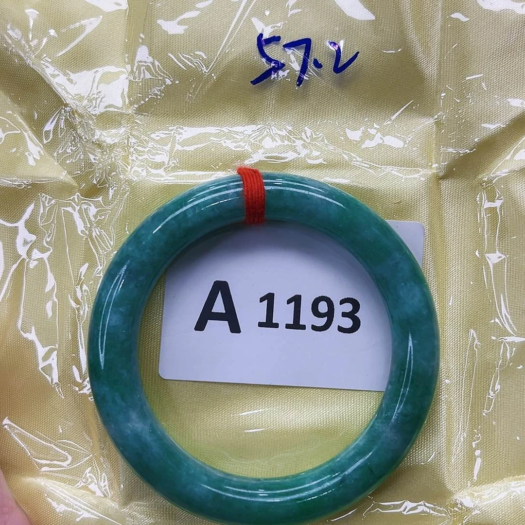 翡翠手镯未镶嵌多样性