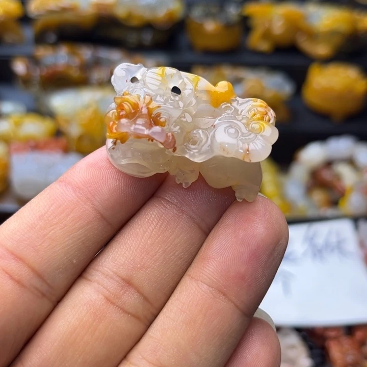 石英质玉（黄龙玉）未镶嵌颈饰