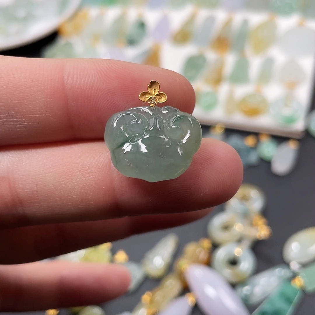 翡翠18K金镶嵌颈饰如意头