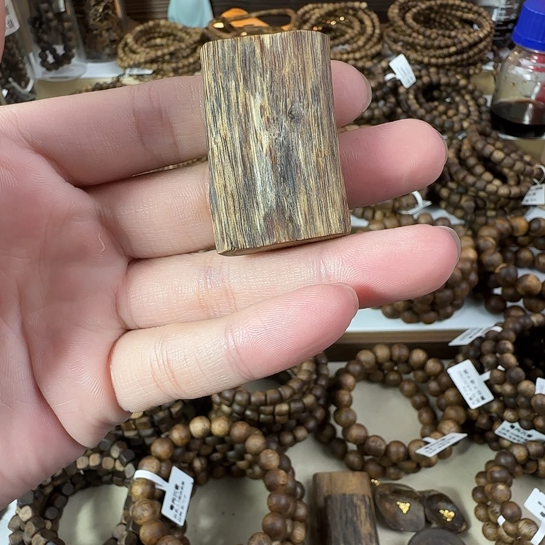 沉香碎屑沉香无事牌，克重6.91克