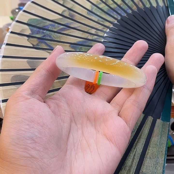 是***呀玛瑙/玉髓未镶嵌手镯