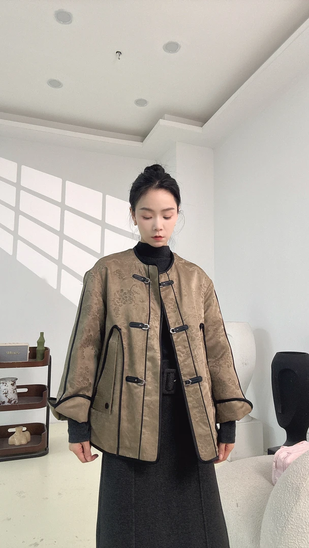 ZIKUO/紫阔2025新款圆领锁扣设计胎羊毛人丝面料短款羽绒外套3010