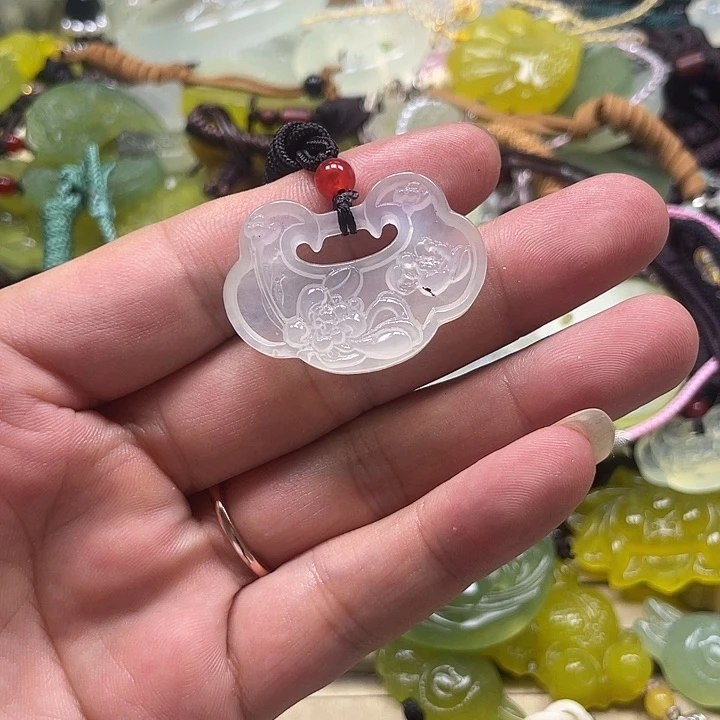 叮***当蛇纹石玉未镶嵌颈饰