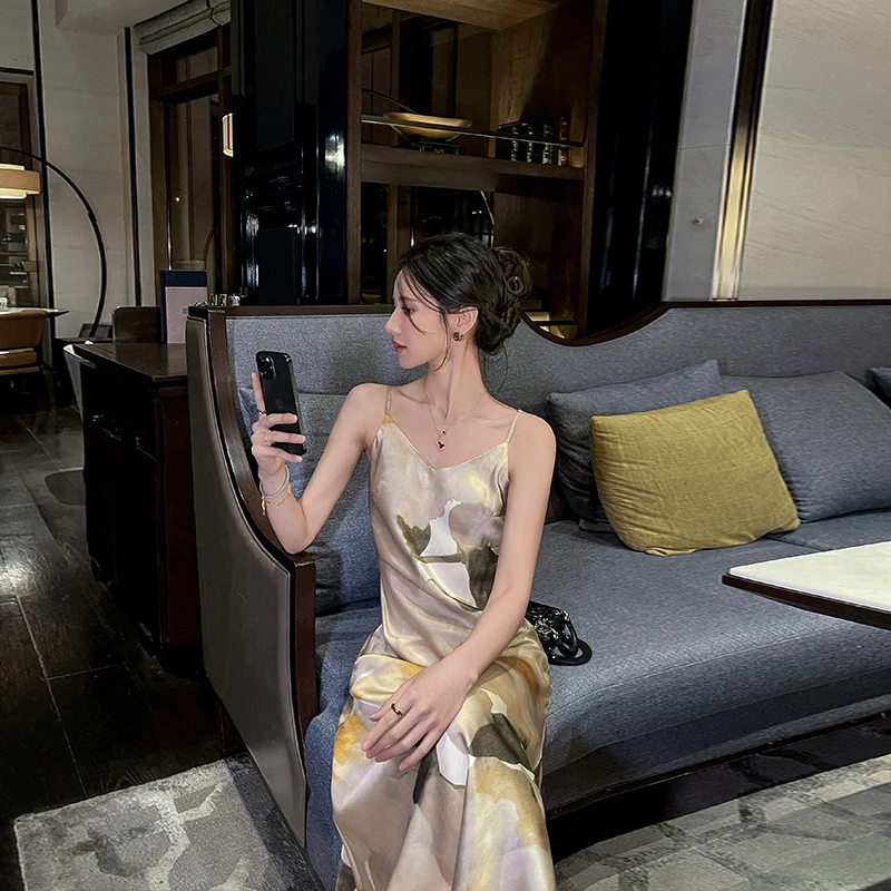 高级感醋酸吊带连衣裙女2025夏季新款法式轻奢缎面印花a字长裙子