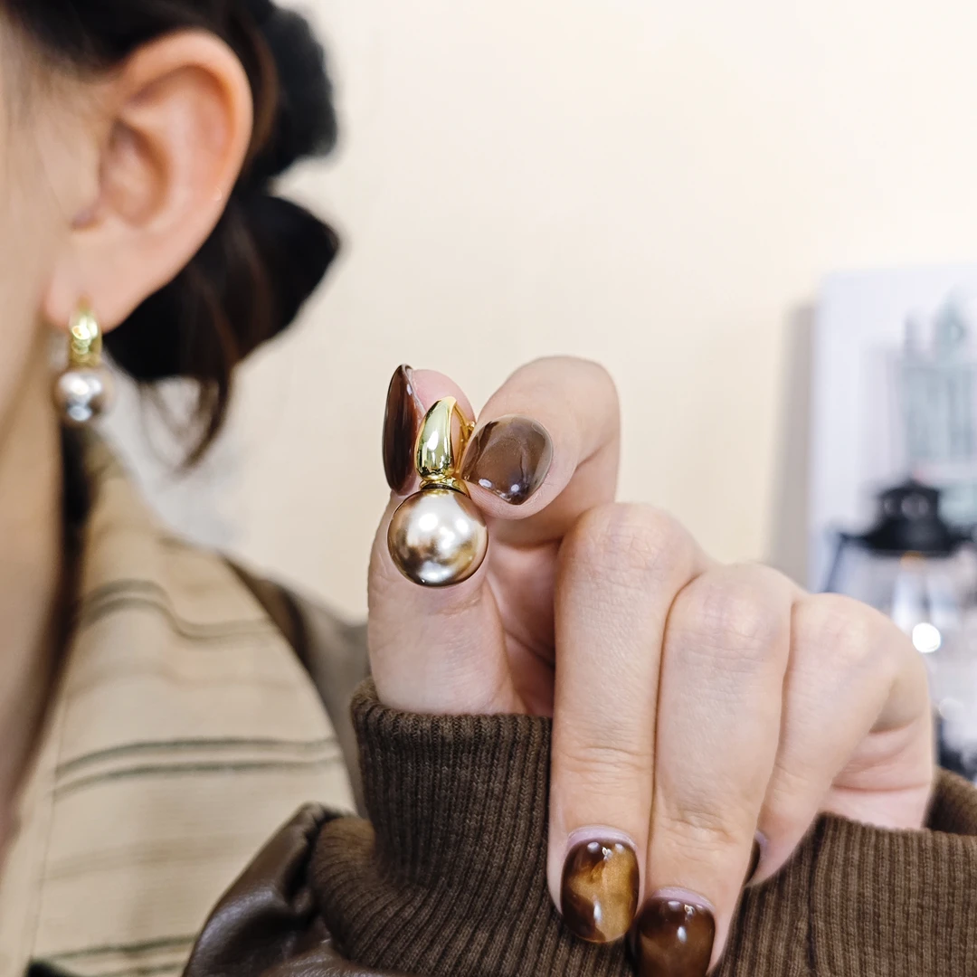 钛钢耳饰 925银针2025秋季新款巴恩风咖啡珍珠复古耳扣法式耳环