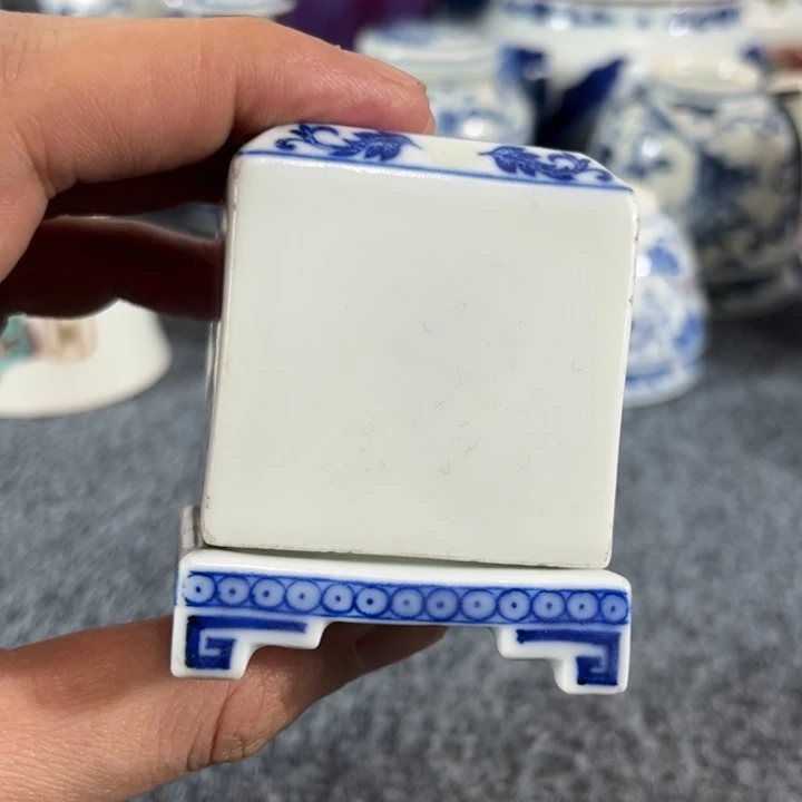 罐翁****n一个青花的小罐子