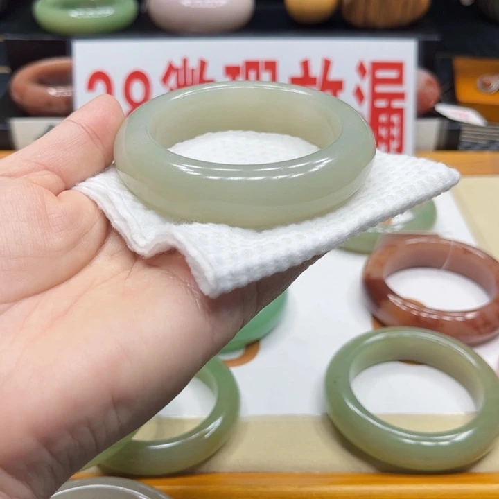 未镶嵌手镯石英质玉任*静