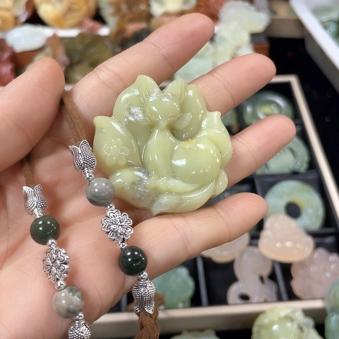 蛇纹石玉颈饰未镶嵌