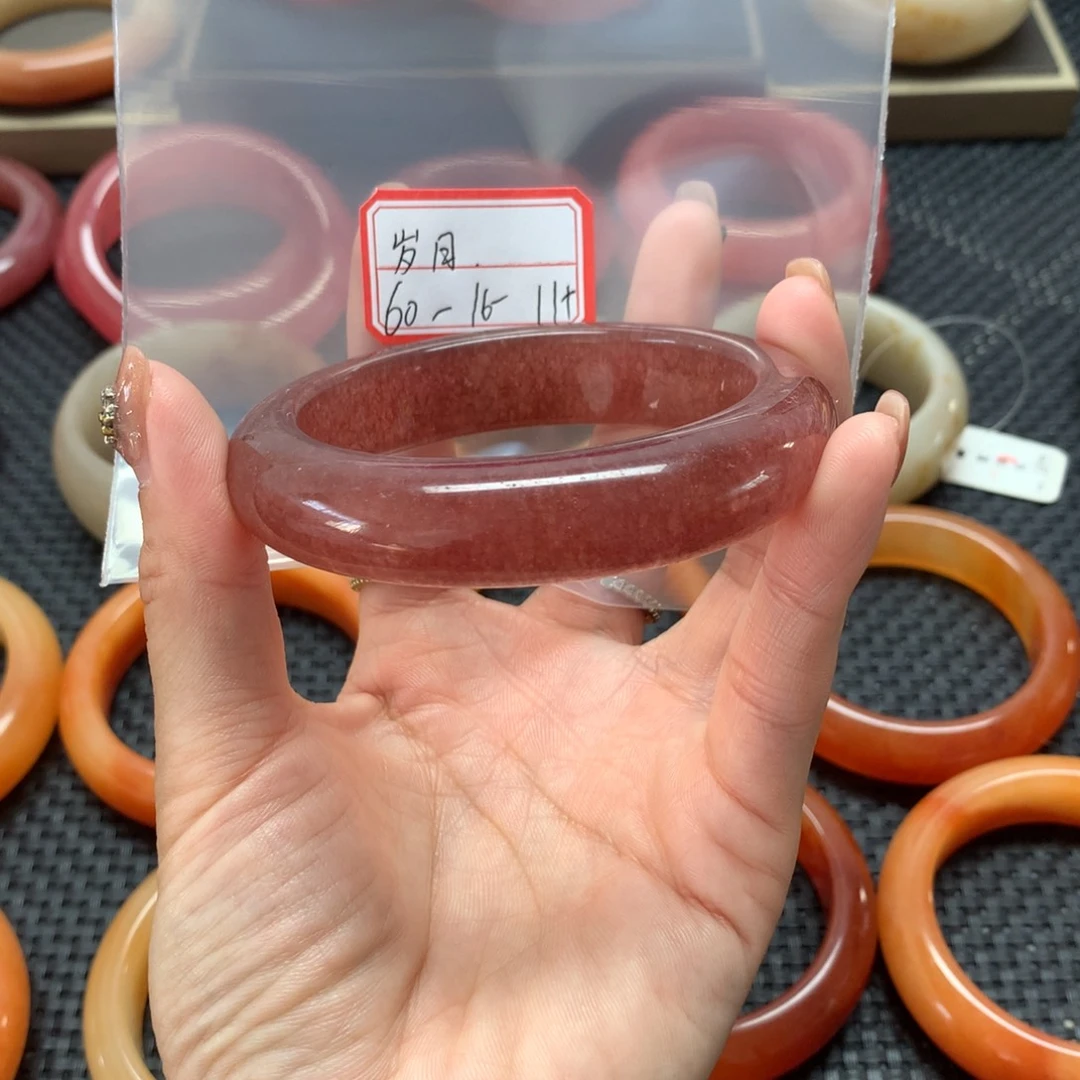 岁***月石英岩玉未镶嵌手镯