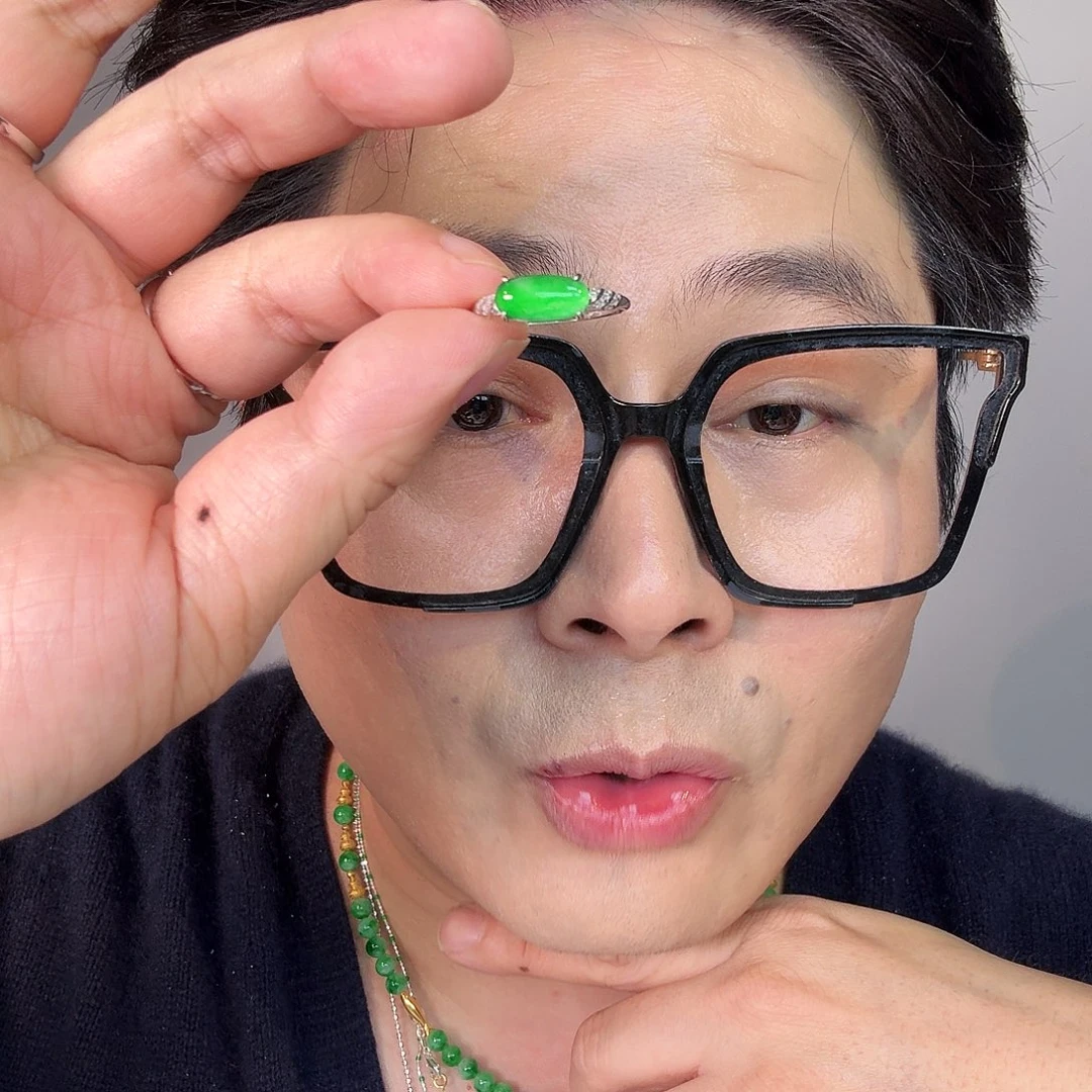 翡翠未镶嵌颈饰一件