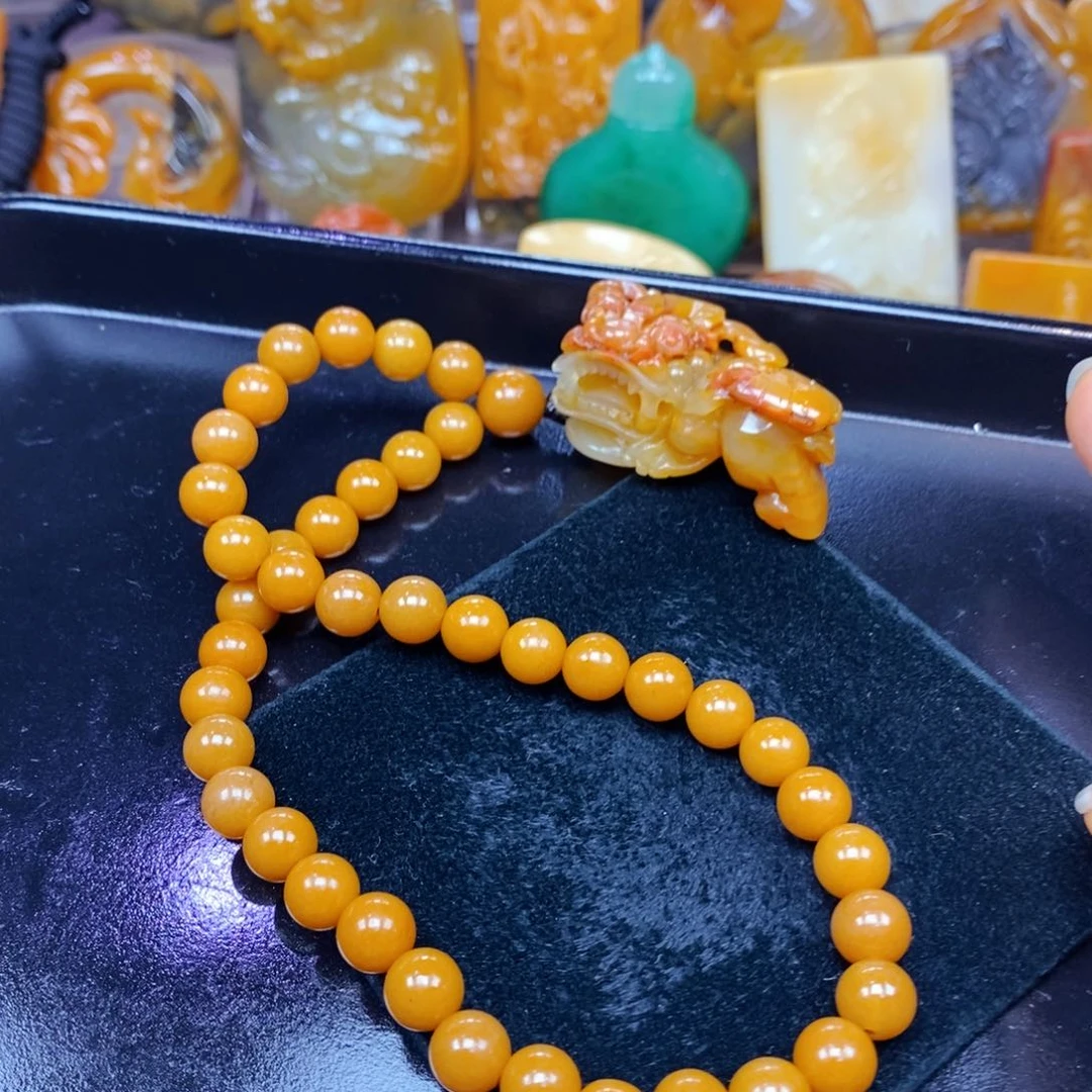 未镶嵌石英质玉（黄龙玉）颈饰