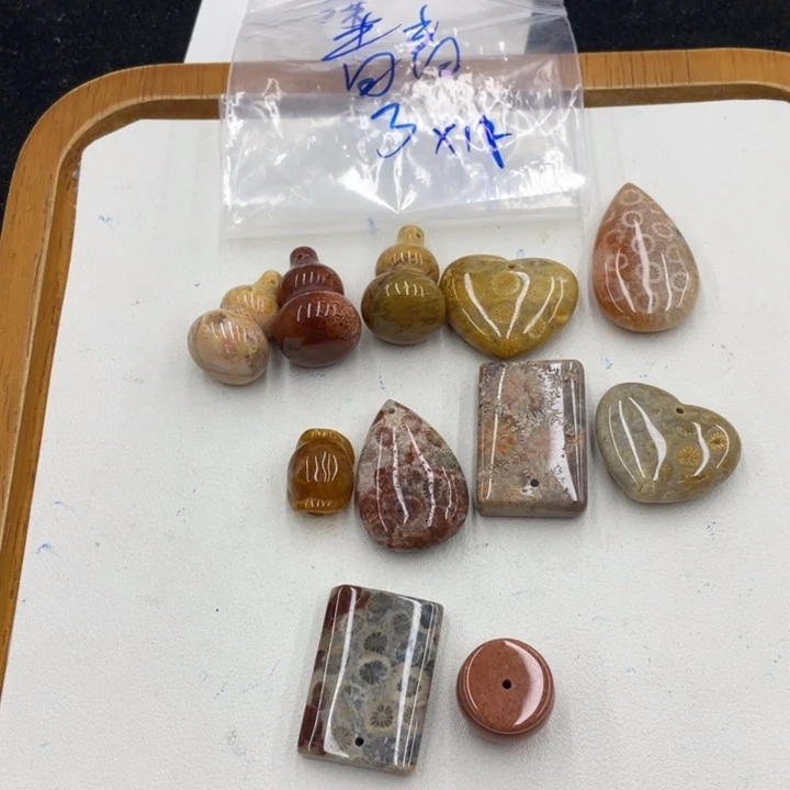 青***青硅化珊瑚（珊瑚玉）合金颈饰