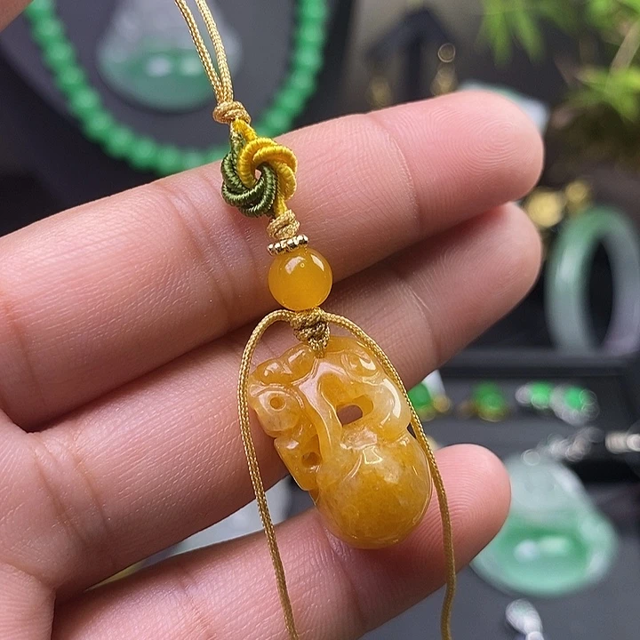 翡翠未镶嵌吊坠(赠链)