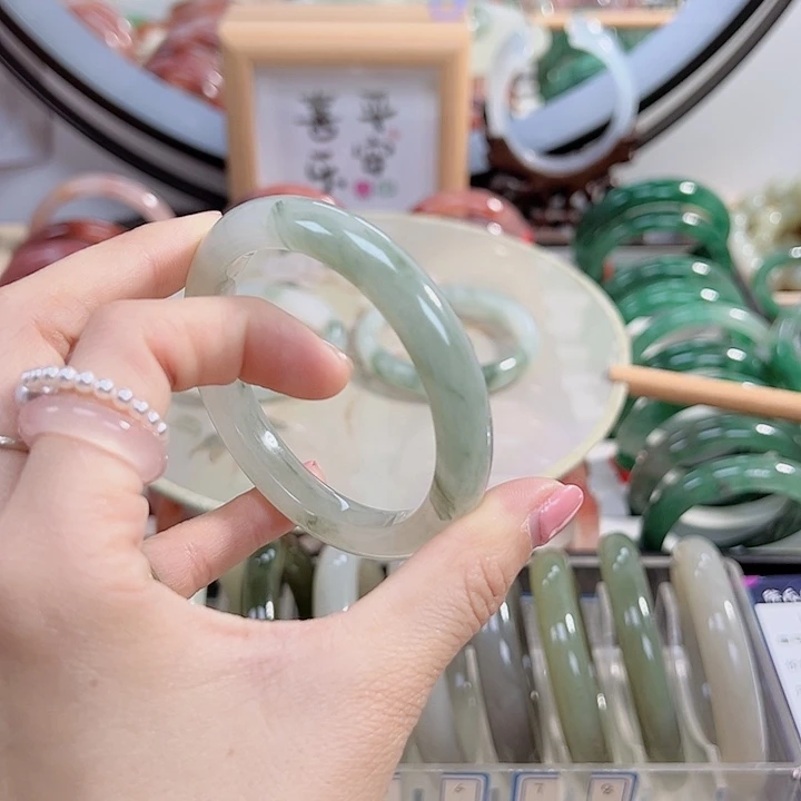 石英质玉手镯未镶嵌二*?