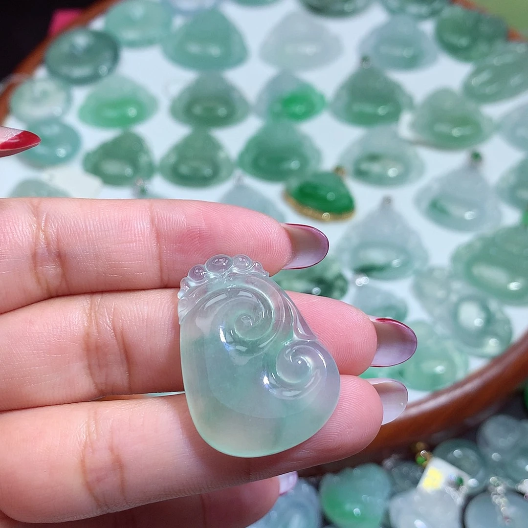 蝴***边翡翠未镶嵌颈饰如意