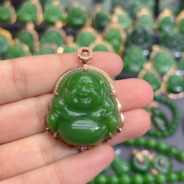 颈饰18K金镶嵌和田玉（碧玉）