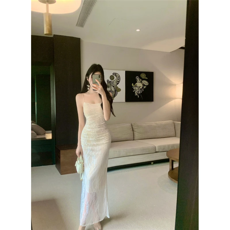 纯欲风褶皱收腰蕾丝吊带连衣裙女夏季白色气质修身包臀长裙子新款