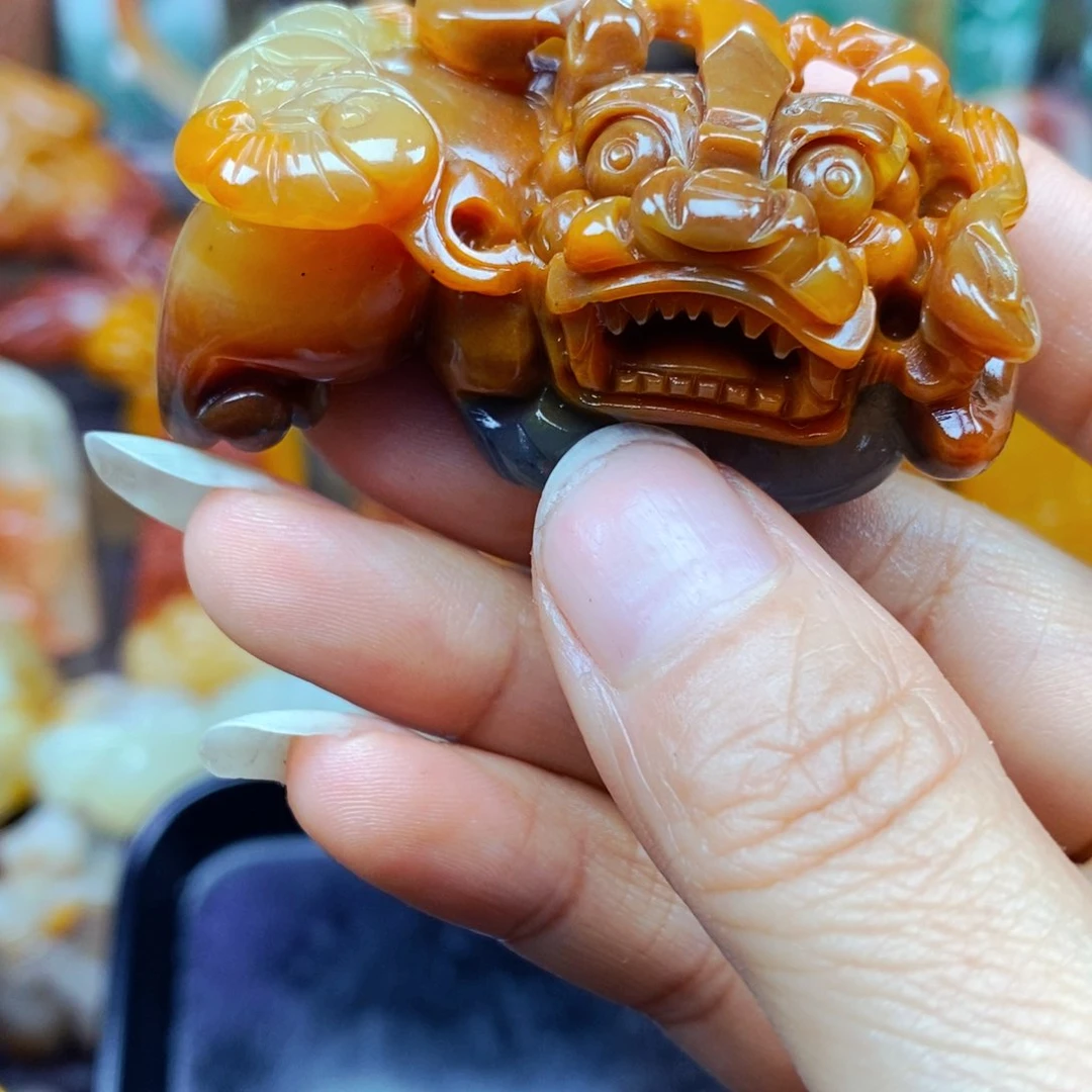石英质玉（黄龙玉）未镶嵌颈饰