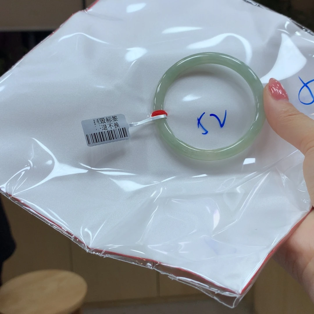 翡翠手镯未镶嵌不退不换