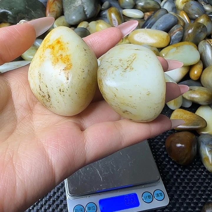 东***大未镶嵌和田玉（糖玉）挂件