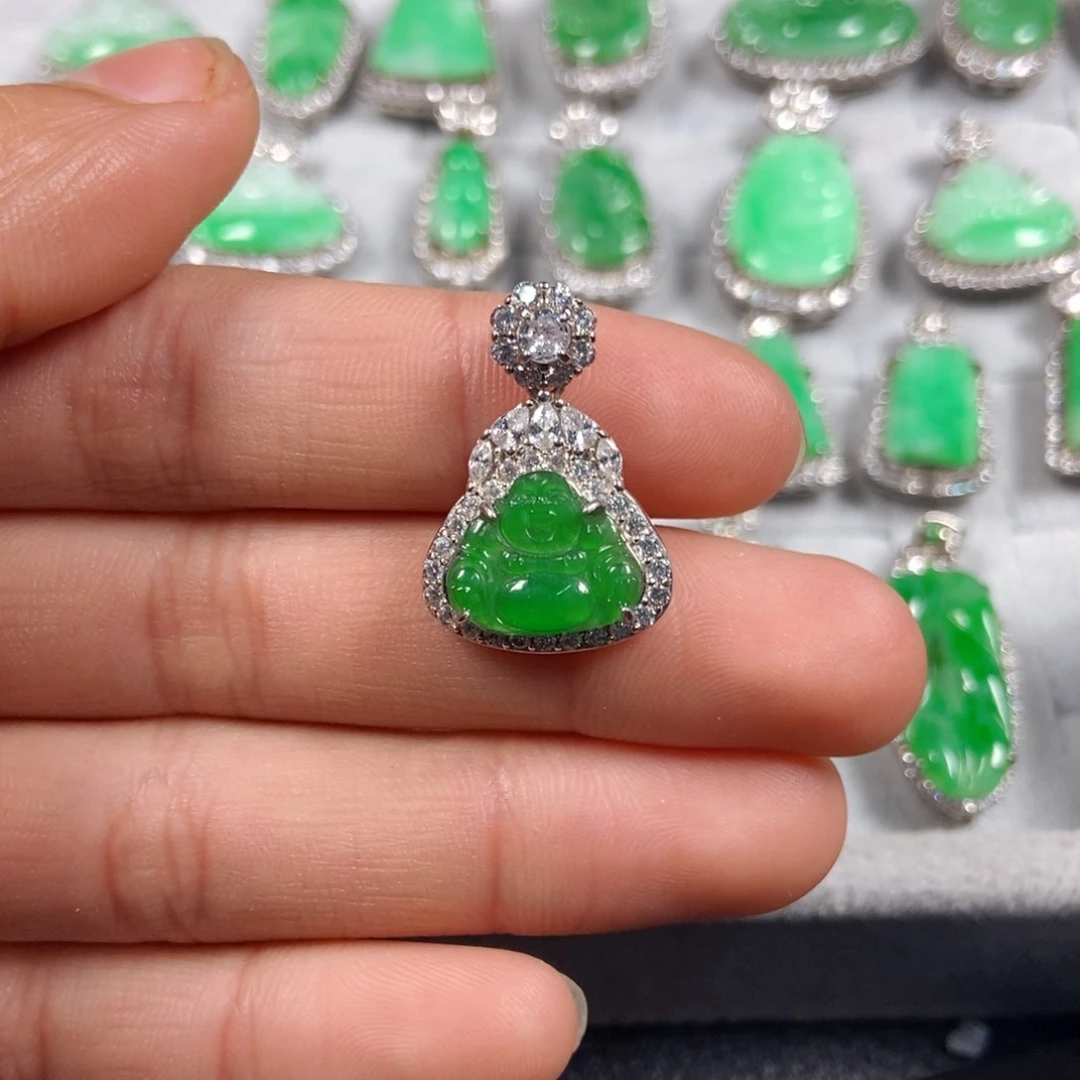 翡翠未镶嵌颈饰付****育佛公