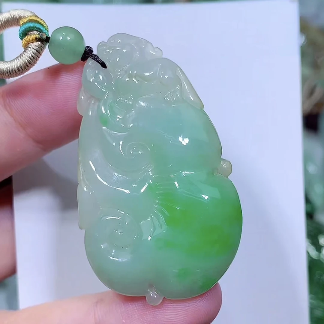 缅甸天然翡翠A货飘绿如意吊坠