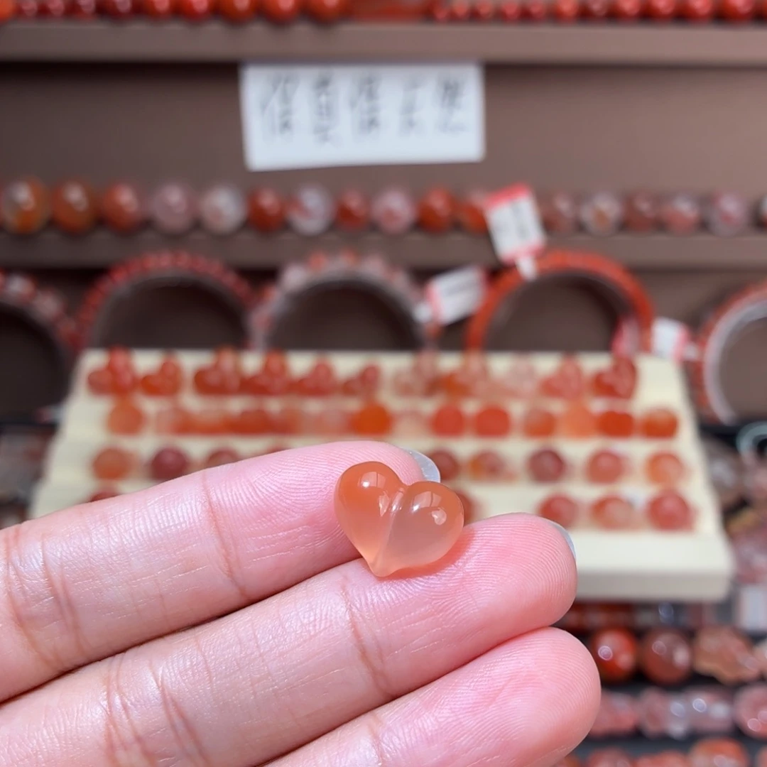 未镶嵌川料南红玛瑙屁桃心