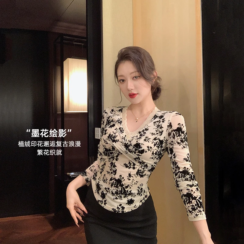 林关关【墨花绘影】秋季蕾丝V领植绒印花修身上衣性感纯欲显瘦T恤女