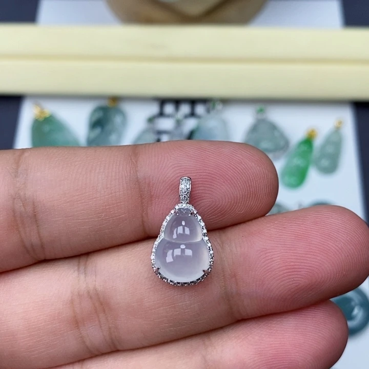 吊坠(赠链)18K金镶嵌翡翠葫芦