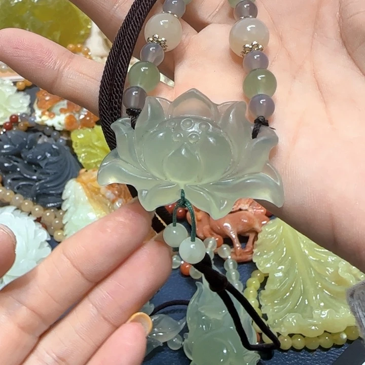 未镶嵌蛇纹石玉吊坠