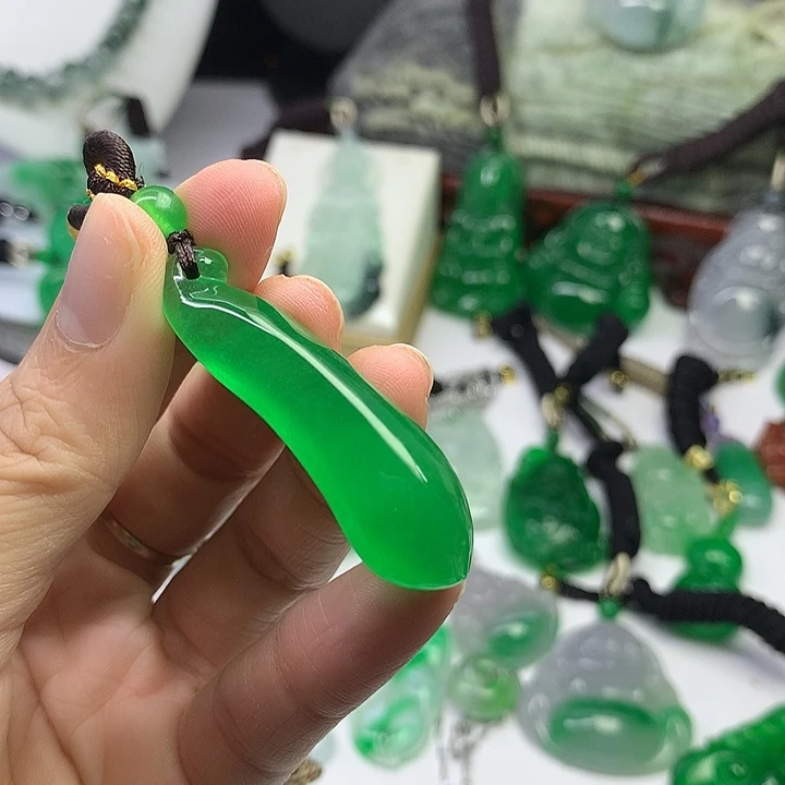 翡翠未镶嵌吊坠(赠链)