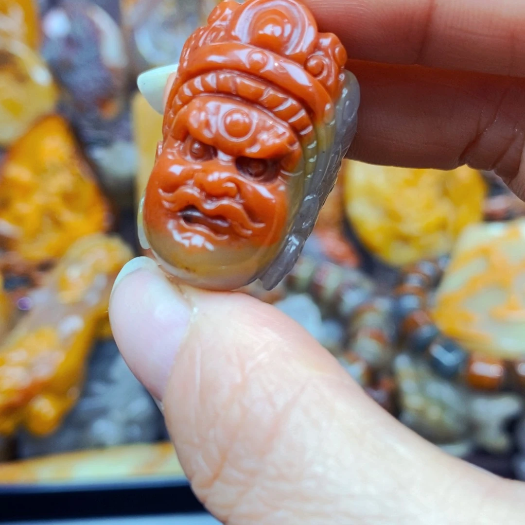 未镶嵌石英质玉（黄龙玉）颈饰