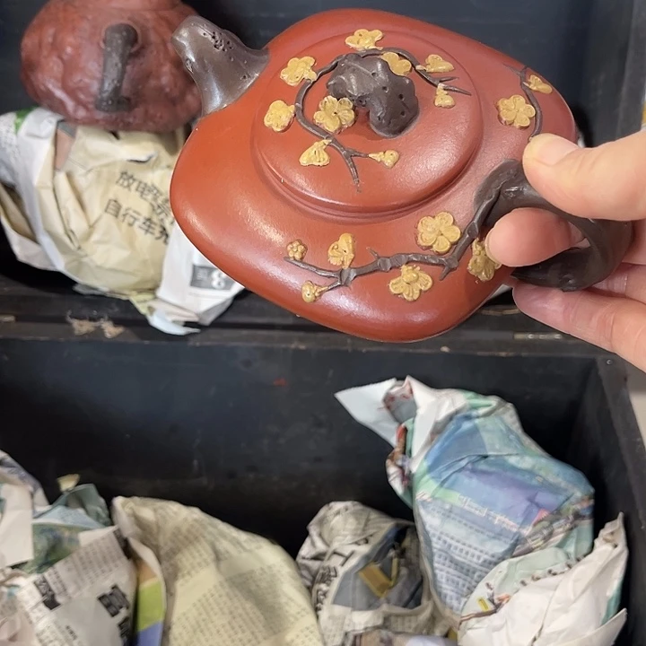 茶壶紫泥原矿泥料手工制作的一把紫砂壶。