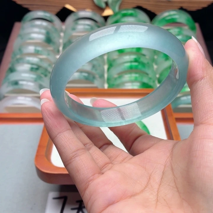 念***？石英质玉未镶嵌手镯