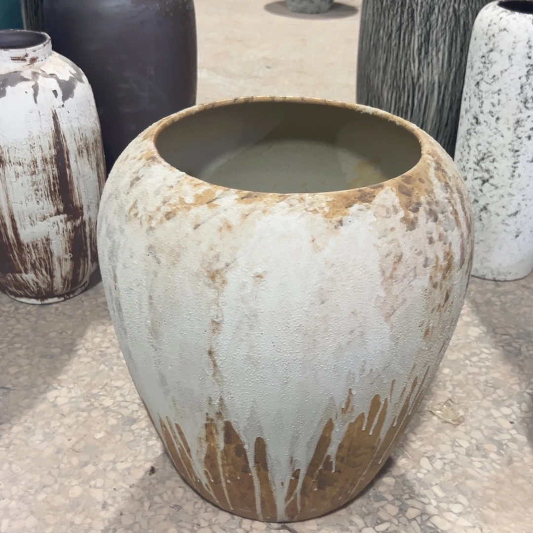 高度40口23有孔瓷器