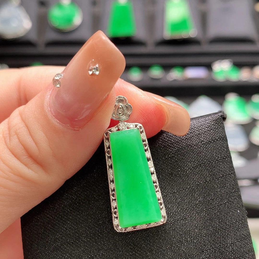 翡翠18K金镶嵌颈饰无事牌