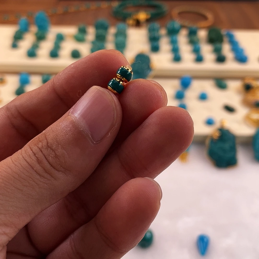 绿松石未镶嵌颈饰