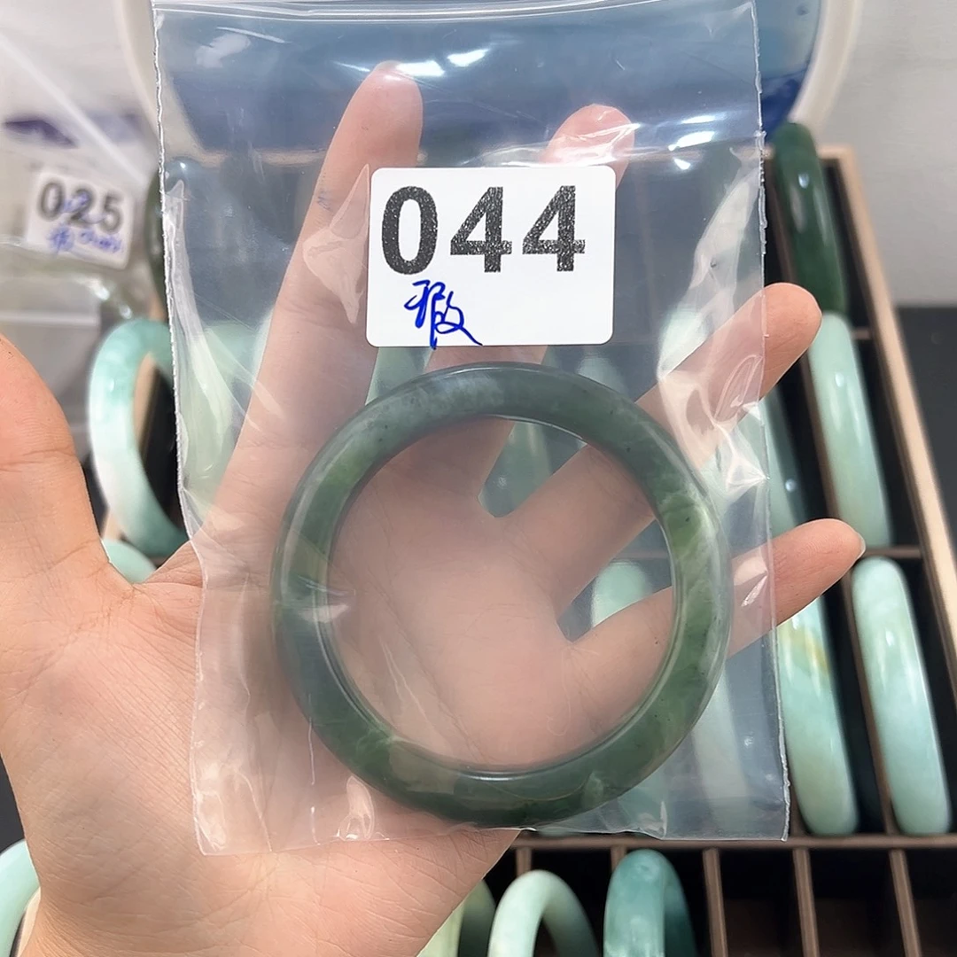 哼***唧蛇纹石玉未镶嵌手镯