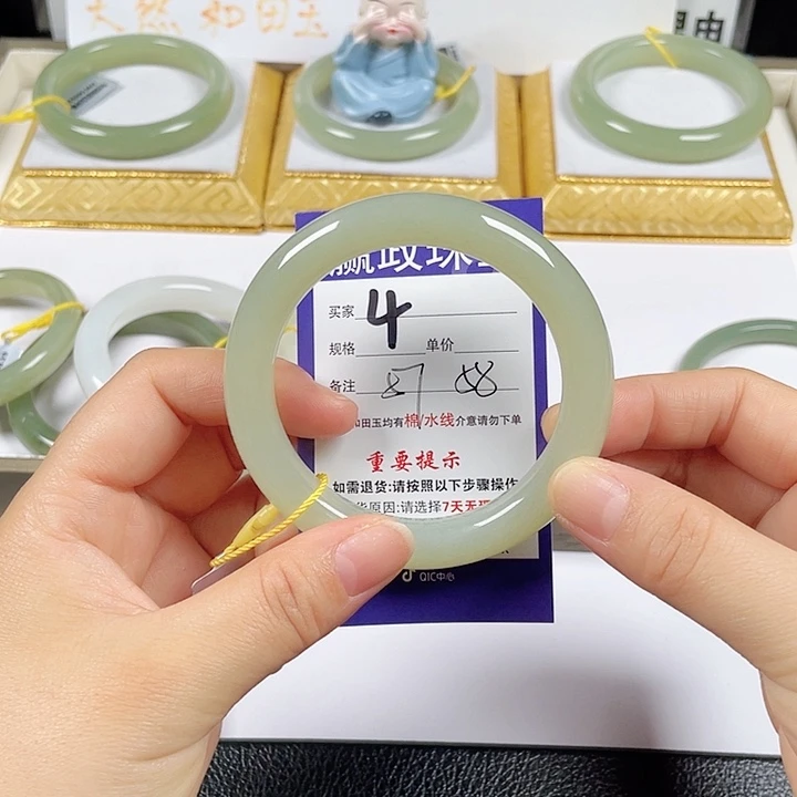 和田玉未镶嵌手镯