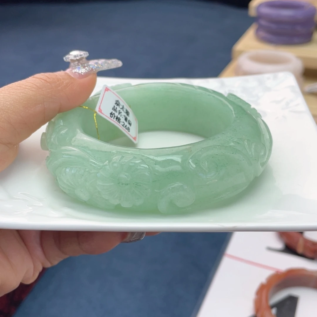 温***馨石英岩玉未镶嵌手镯