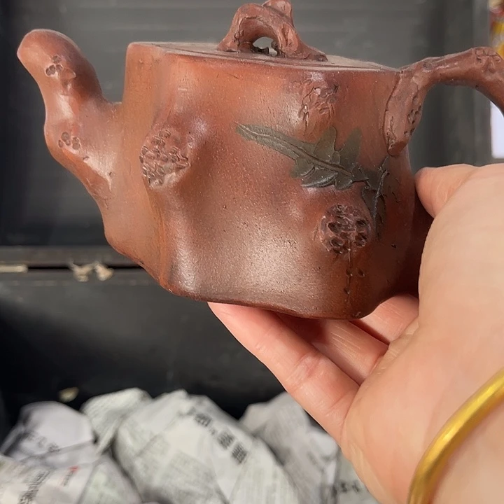茶壶紫泥原矿泥料手工制作的一把紫砂壶。