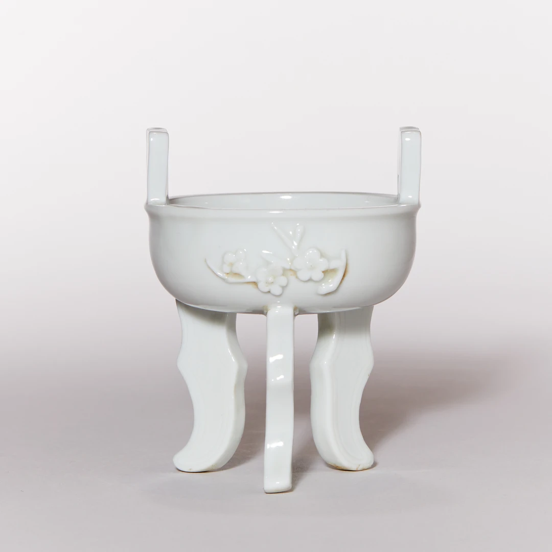 4762清早期·德化白釉模印梅花纹三足炉【古董拍卖】