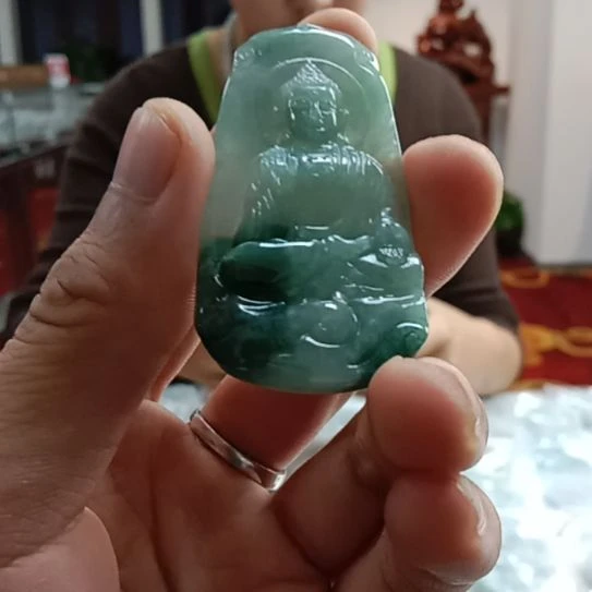 翡翠未镶嵌颈饰大日如来